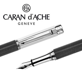 CARAN d'ACHE 瑞士卡達 VARIUS 維樂斯鎧甲鋼筆(黑)-EF / 支